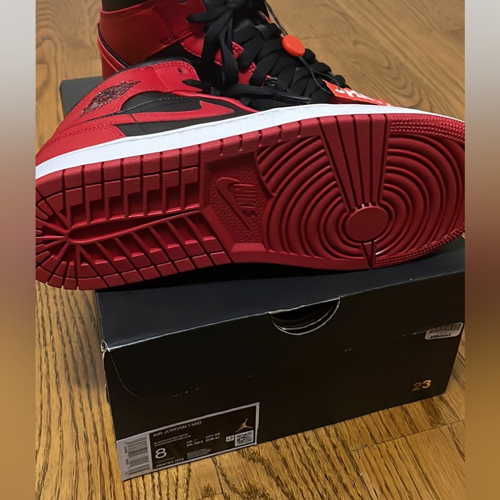 Air Jordan 1 mid ‘Banned’ mens US 8 - Picture 4 of 5